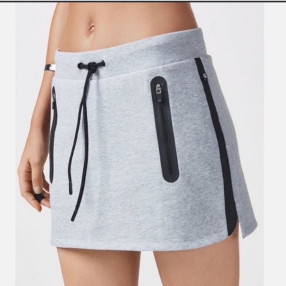 🏷️NWOT~Fabletics mini skirt sz small